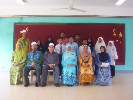 Bersama-sama Guru Besar SK Kurong Hitam serta guru-guru.